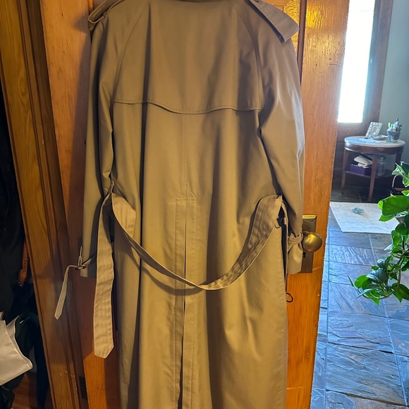 Burberry Jackets & Blazers - Burberry trench coat with lining